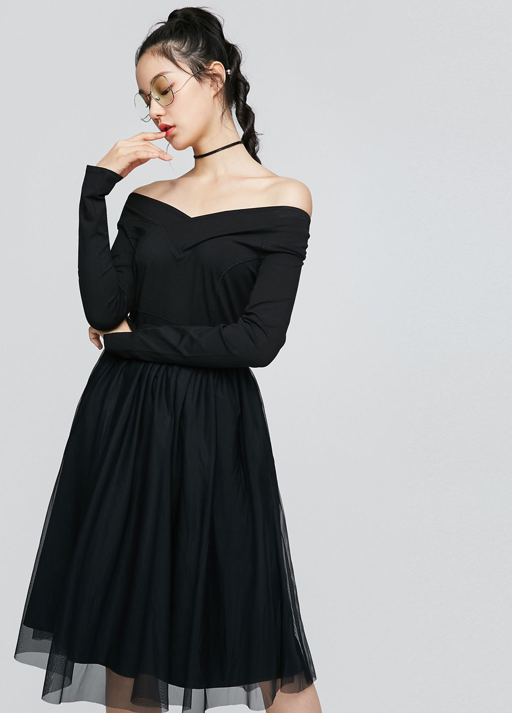 Черное коктейльное платье клеш, с открытыми плечами Only однотонное