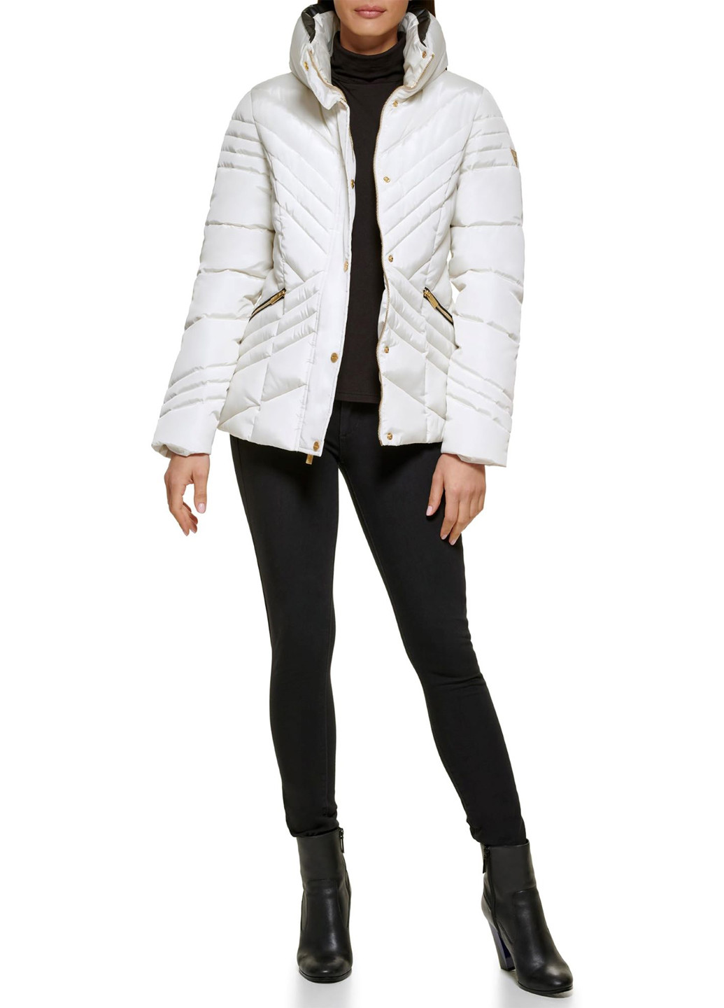 Молочная зимняя куртка Guess