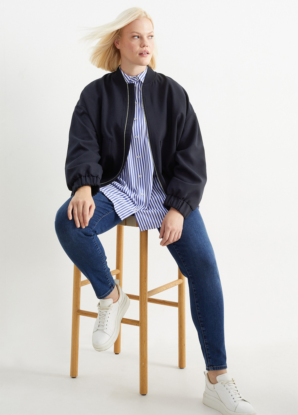 Темно-синя демісезонна куртка C&A