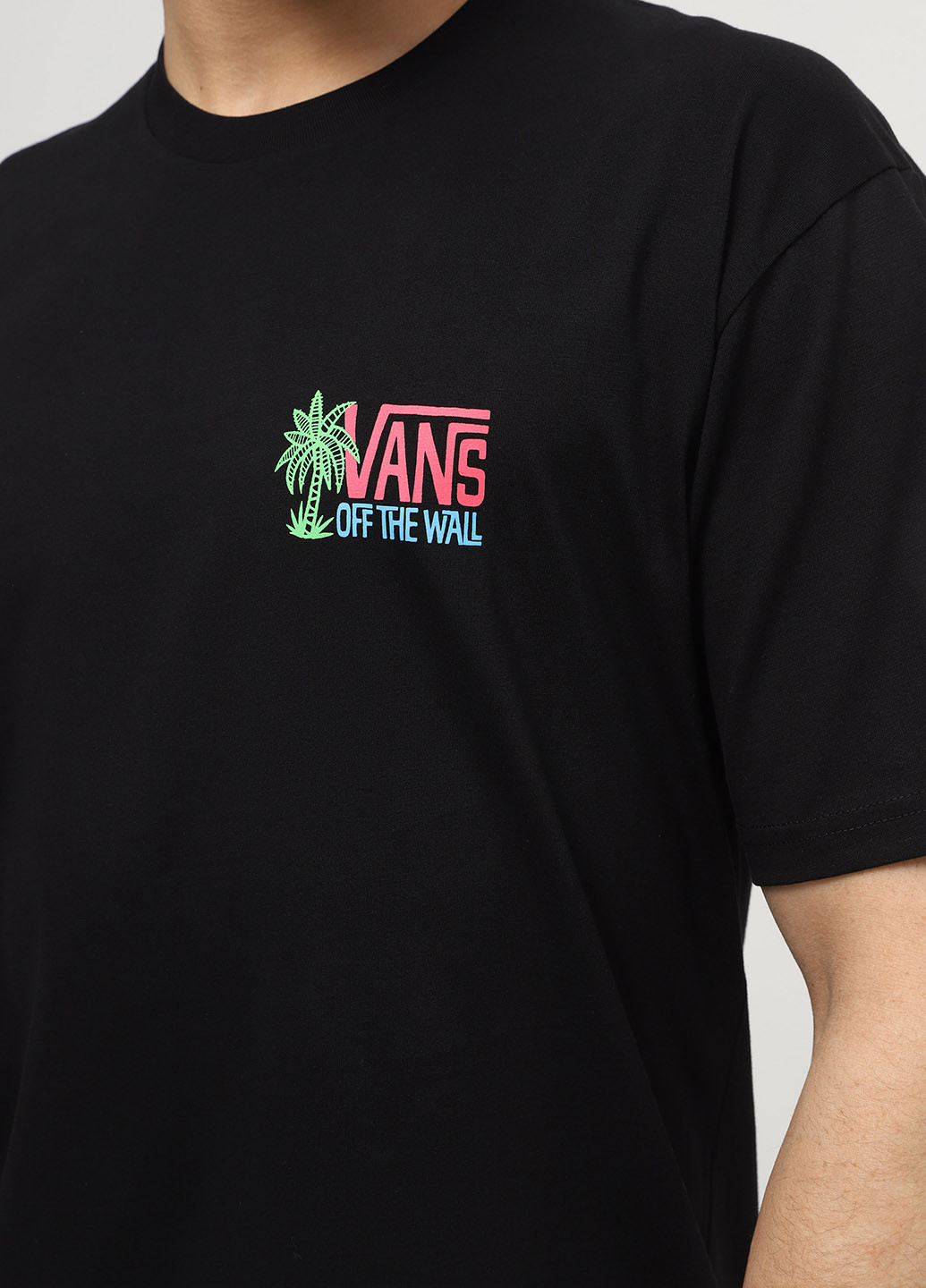 Черная футболка Vans