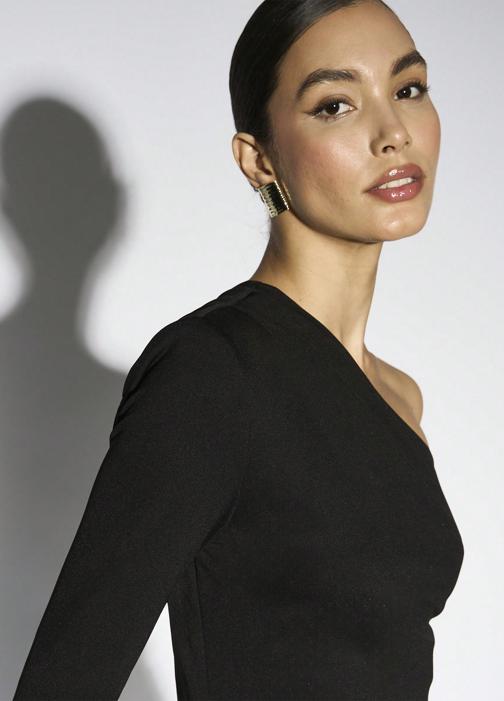 Черное вечернее платье на одно плечо SHEIN однотонное