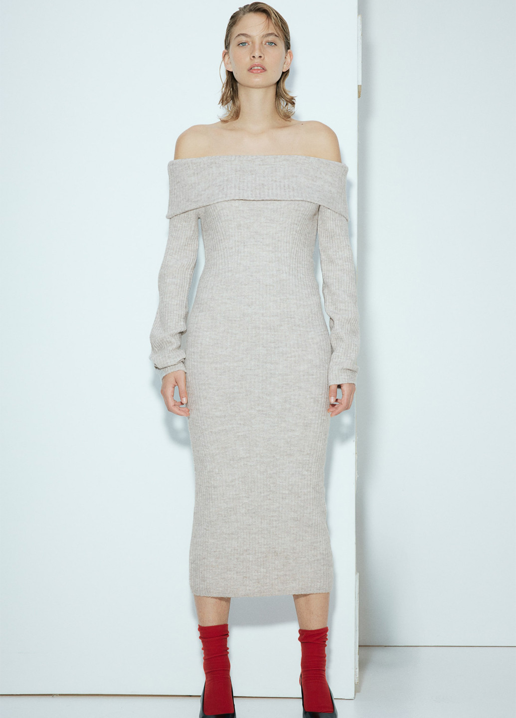 Серо-бежевое кэжуал платье платье-свитер, с открытыми плечами H&M меланжевое