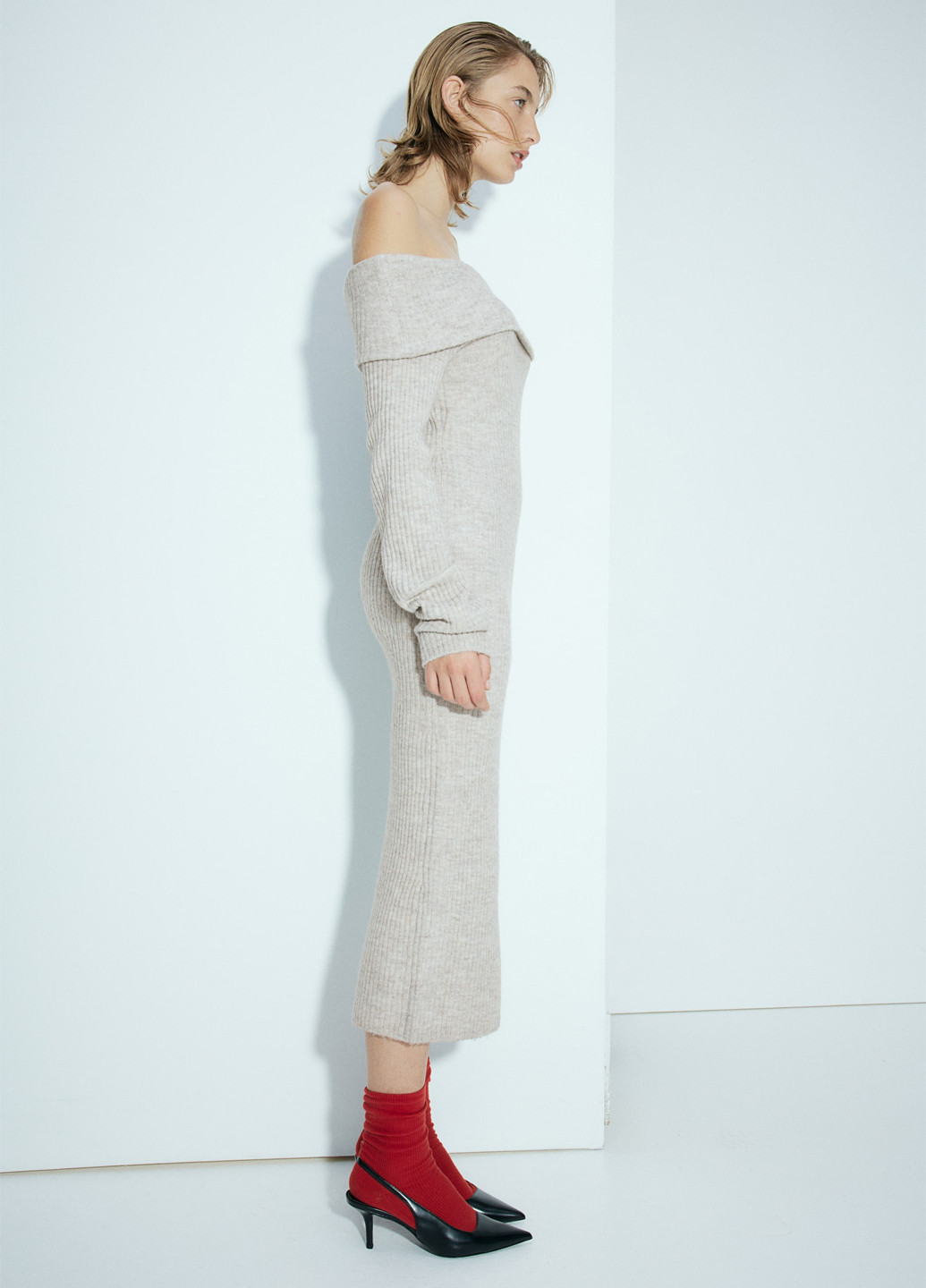 Серо-бежевое кэжуал платье платье-свитер, с открытыми плечами H&M меланжевое