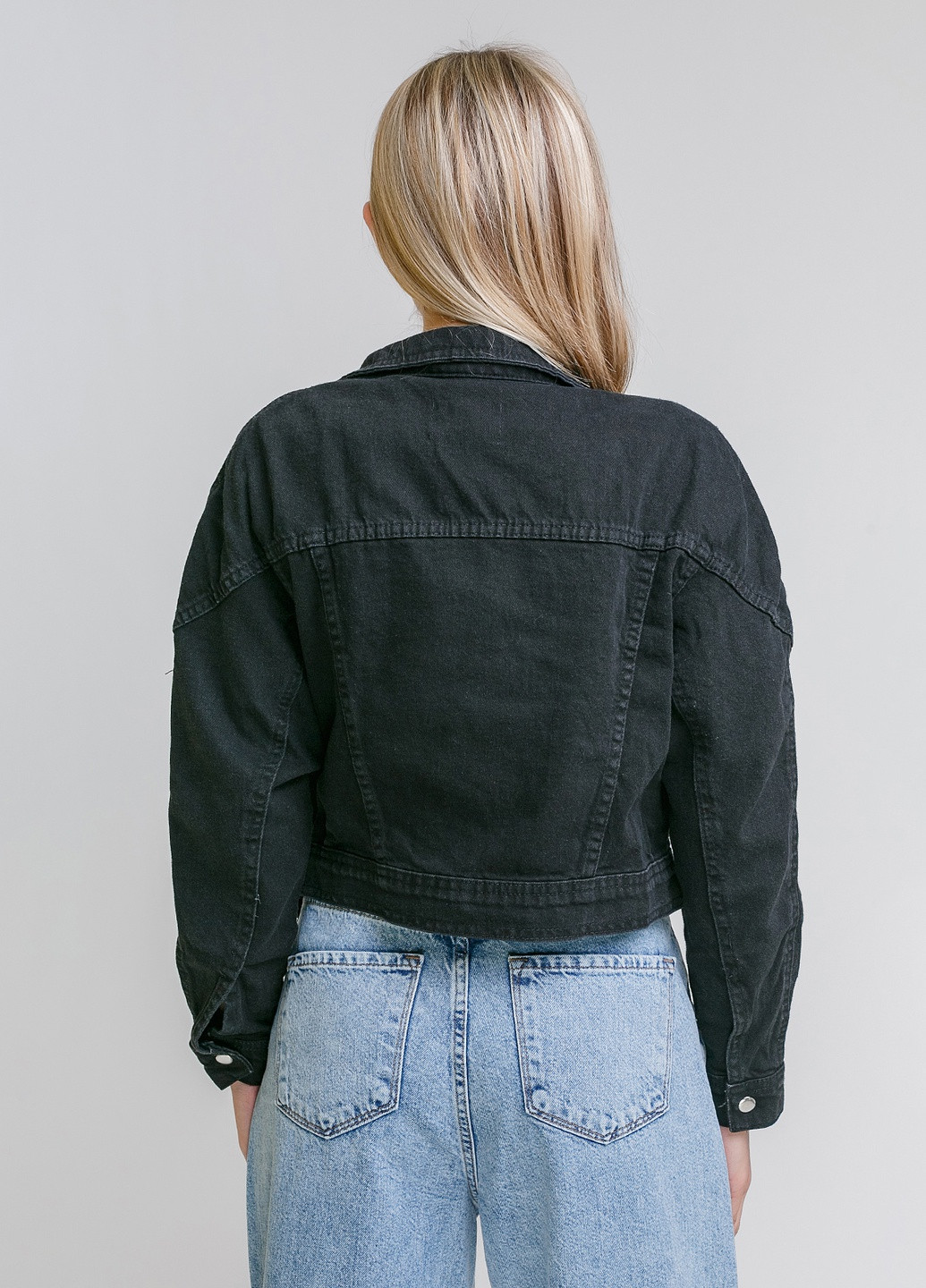 Черный женский джинсовый пиджак короткий, с молниями, круглые плечи Levure однотонный - летний
