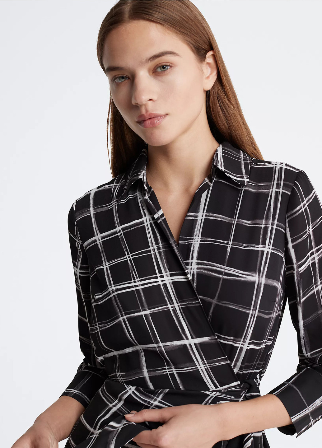 Чорно-білий кежуал сукня на запах Calvin Klein в клітинку