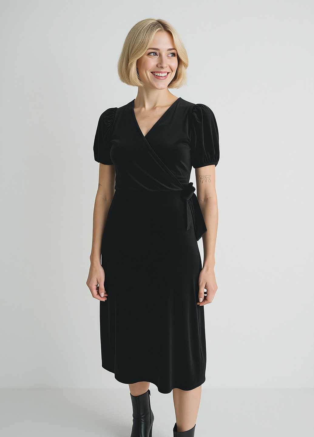 Чорна кежуал сукня на запах Reserved однотонна