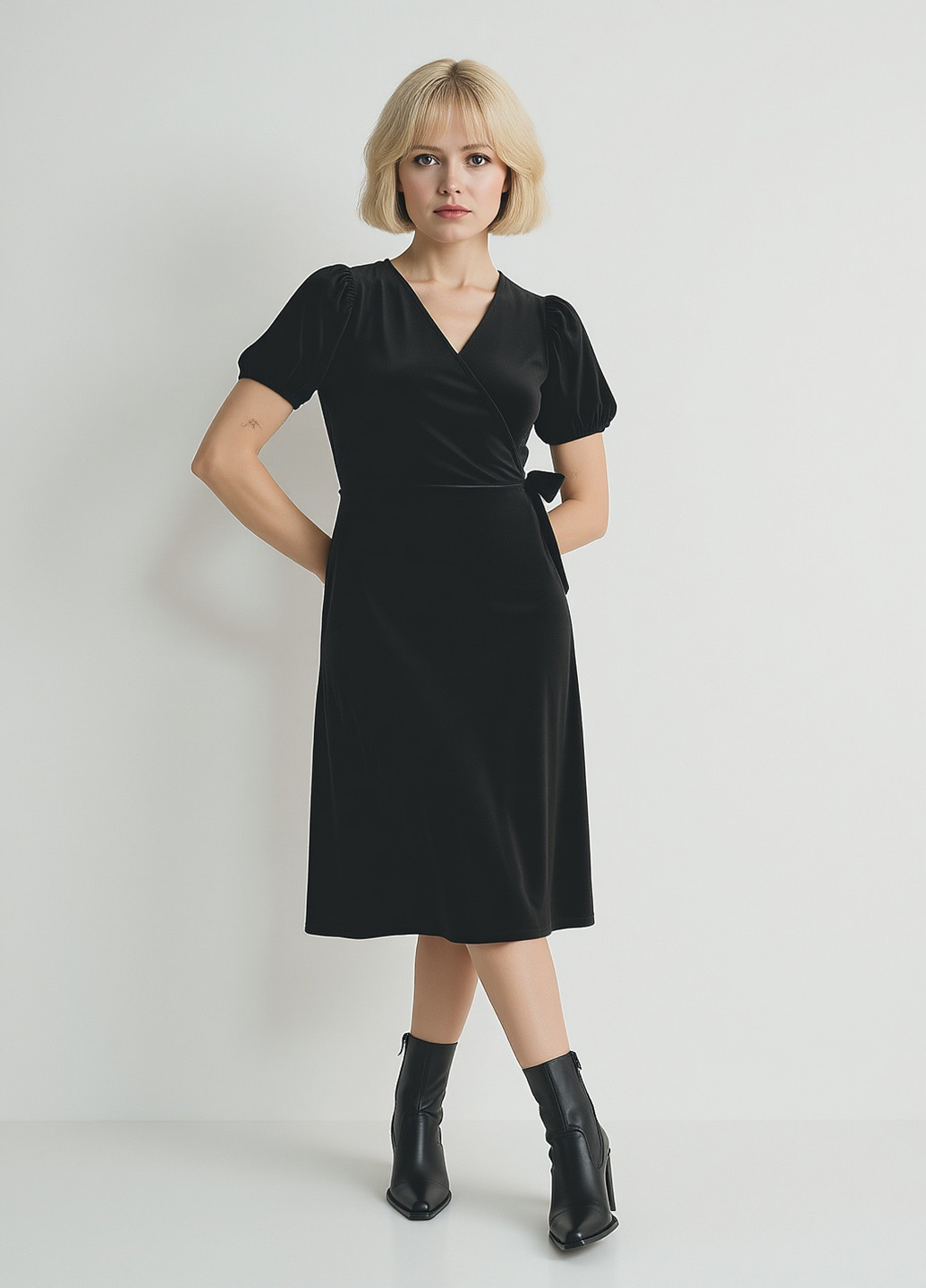 Чорна кежуал сукня на запах Reserved однотонна