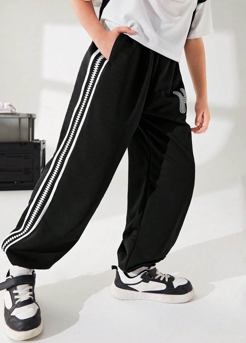 Черные кэжуал, спортивные демисезонные брюки джоггеры SHEIN