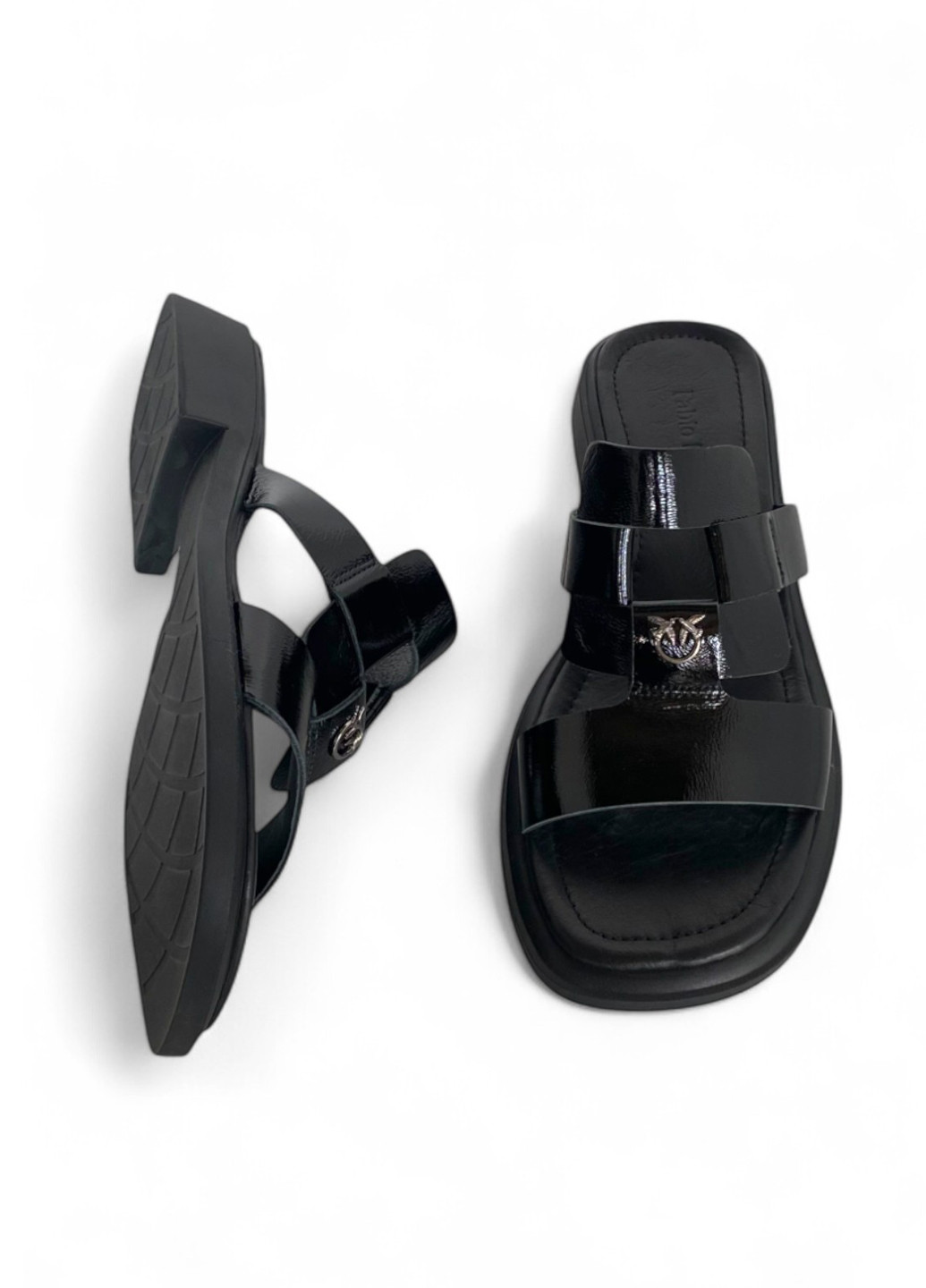 Черные шлепанцы Fabio Monelli с логотипом, лаковые
