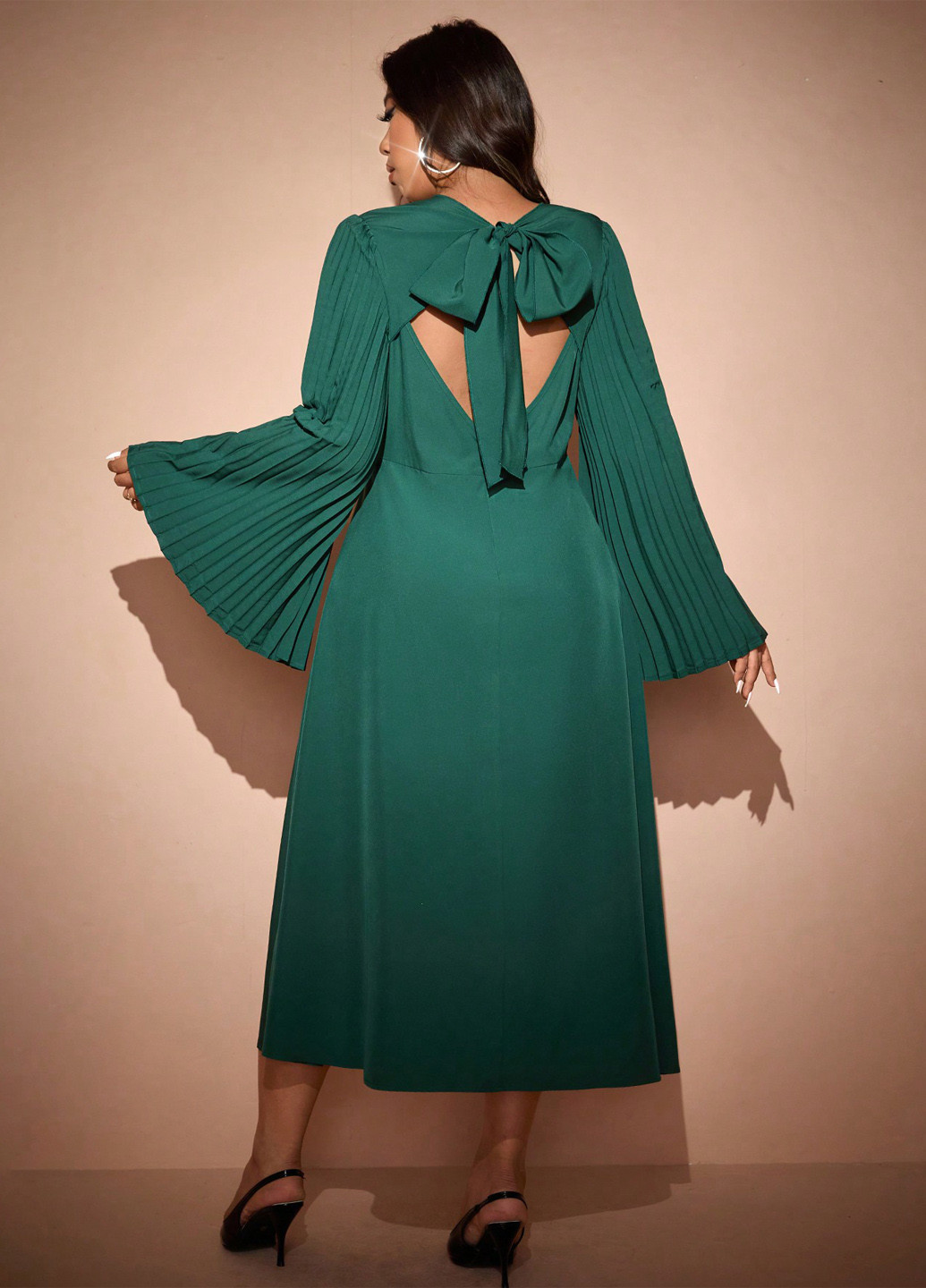 Темно-зеленое коктейльное, вечернее платье с открытой спиной SHEIN однотонное