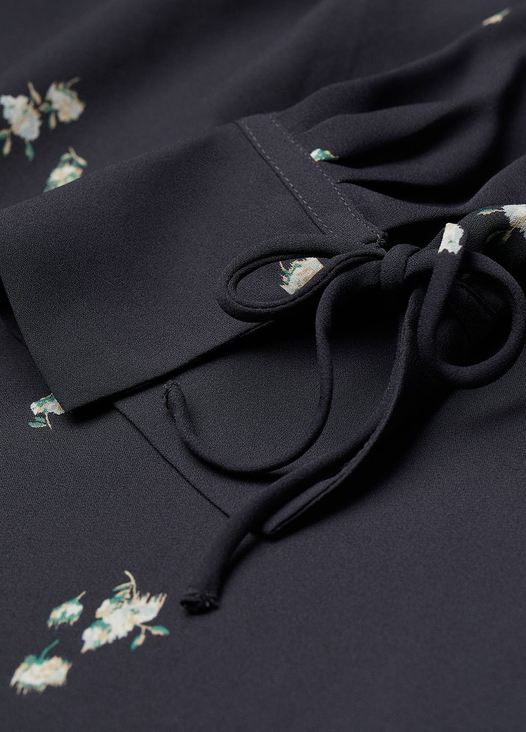 Черное кэжуал платье а-силуэт H&M с цветочным принтом