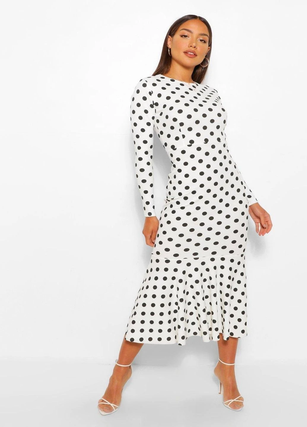 Белое кэжуал платье Boohoo в горошек
