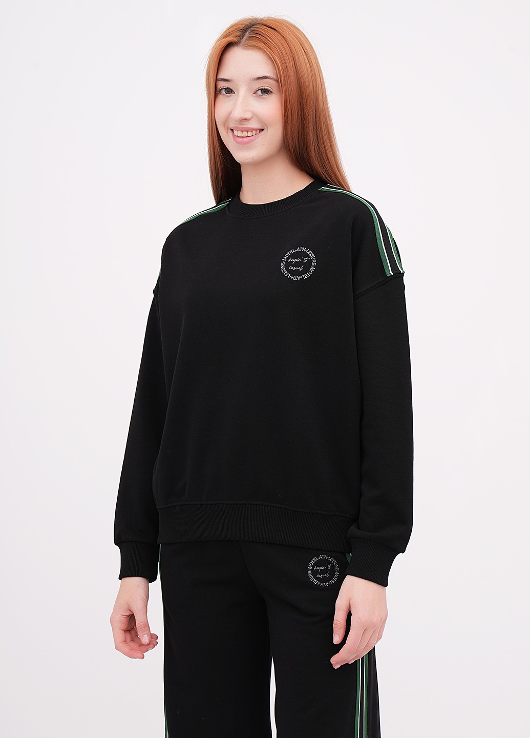 Черный свитшот EQUILIBRI однотонный лампасы, вышивка (355383112)
