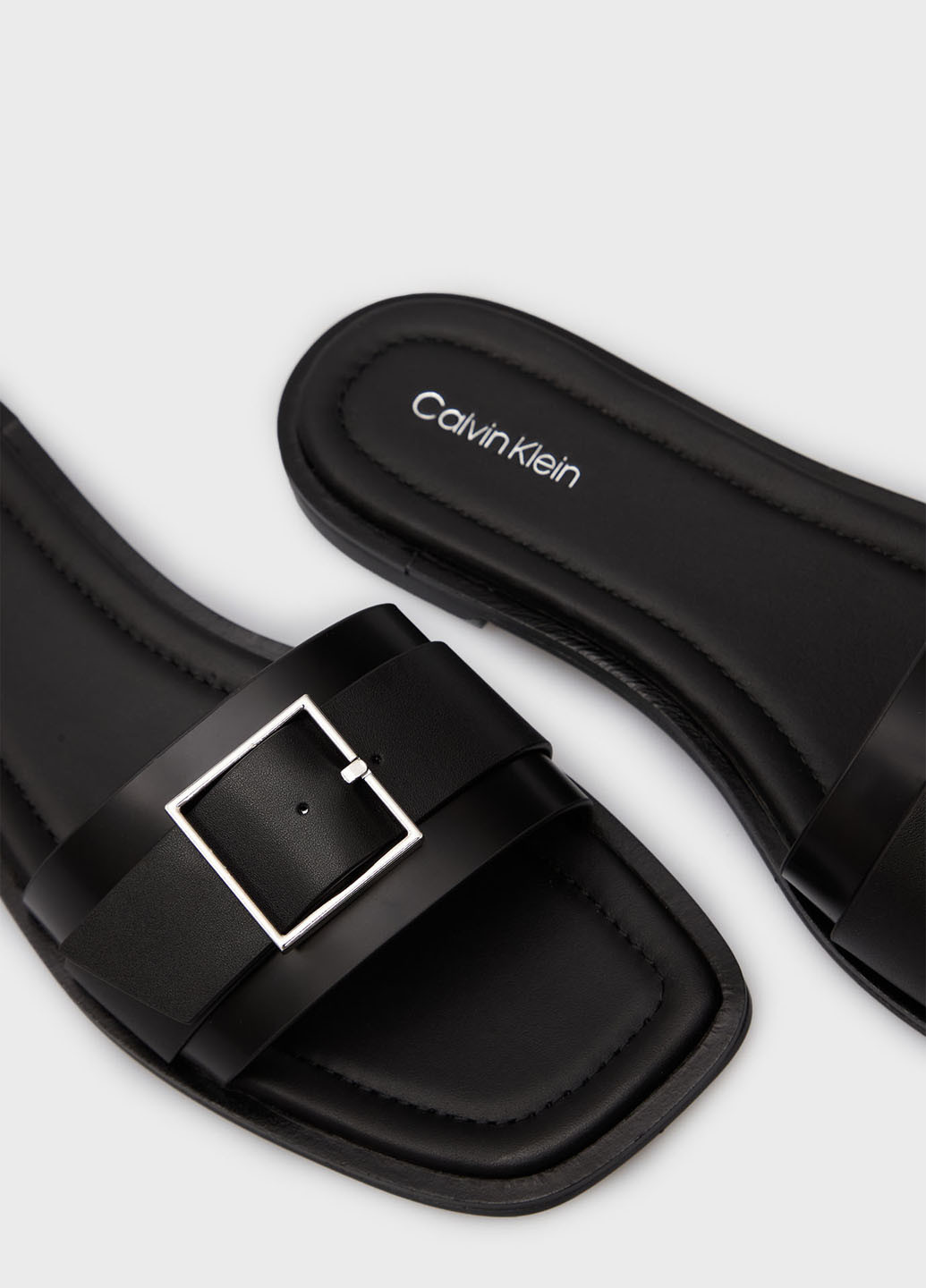 Черные шлепанцы Calvin Klein с пряжкой, с логотипом