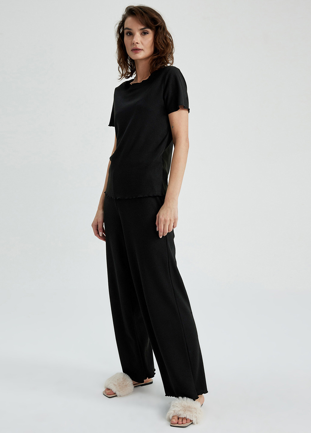 Черная всесезон пижама (футболка, брюки) футболка + брюки DeFacto