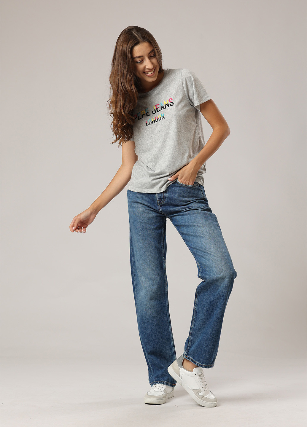 Светло-серая летняя футболка Pepe Jeans