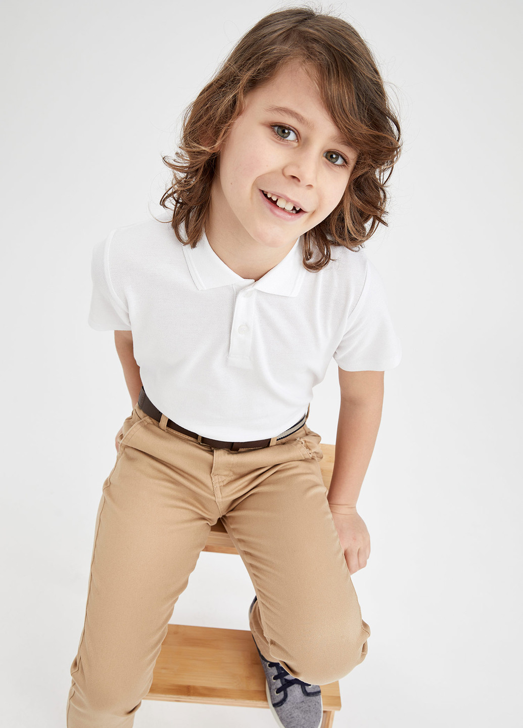 Белая детская футболка-поло для мальчика DeFacto
