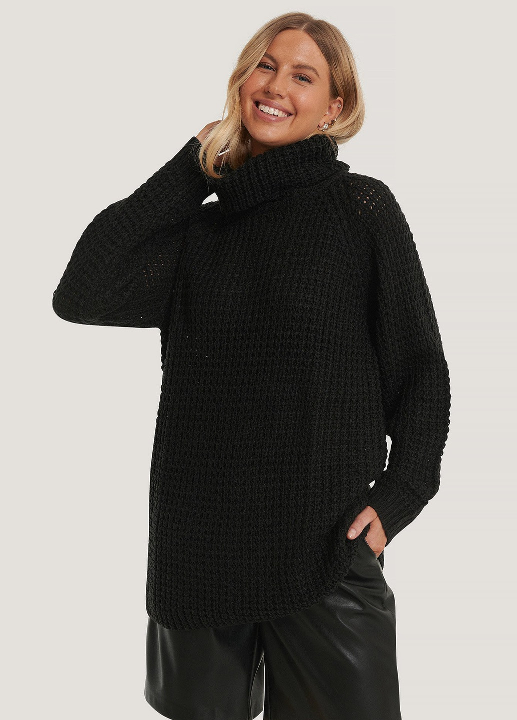 Черный демисезонный свитер джемпер NA-KD
