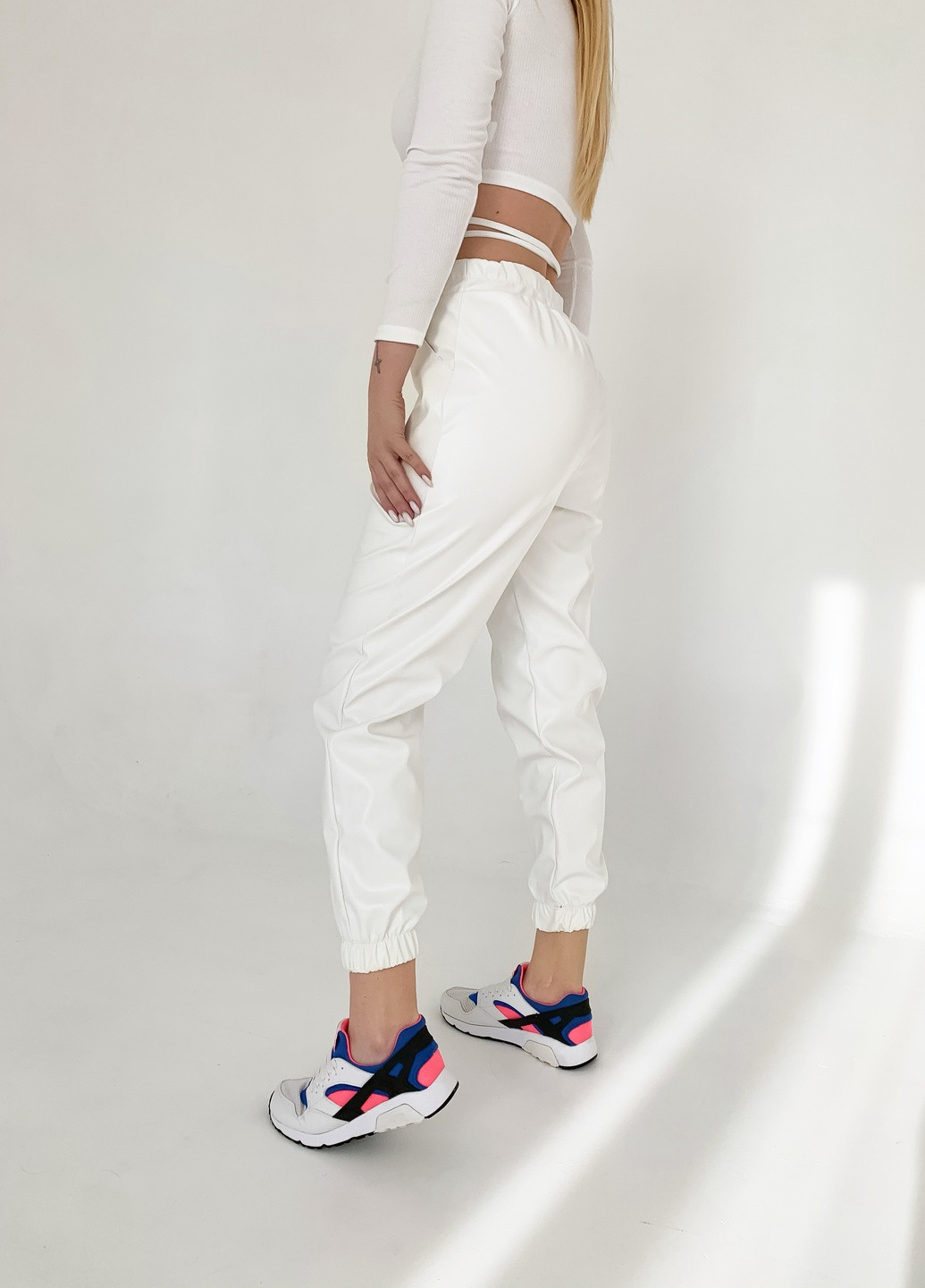 Белые спортивные демисезонные классические брюки Jolie