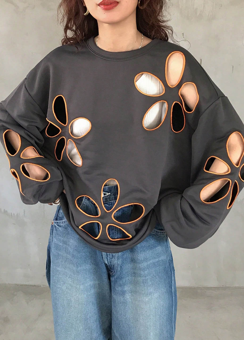 Сірий світшот SHEIN квітковий з вирізами, вишивка рішельє (366268927)