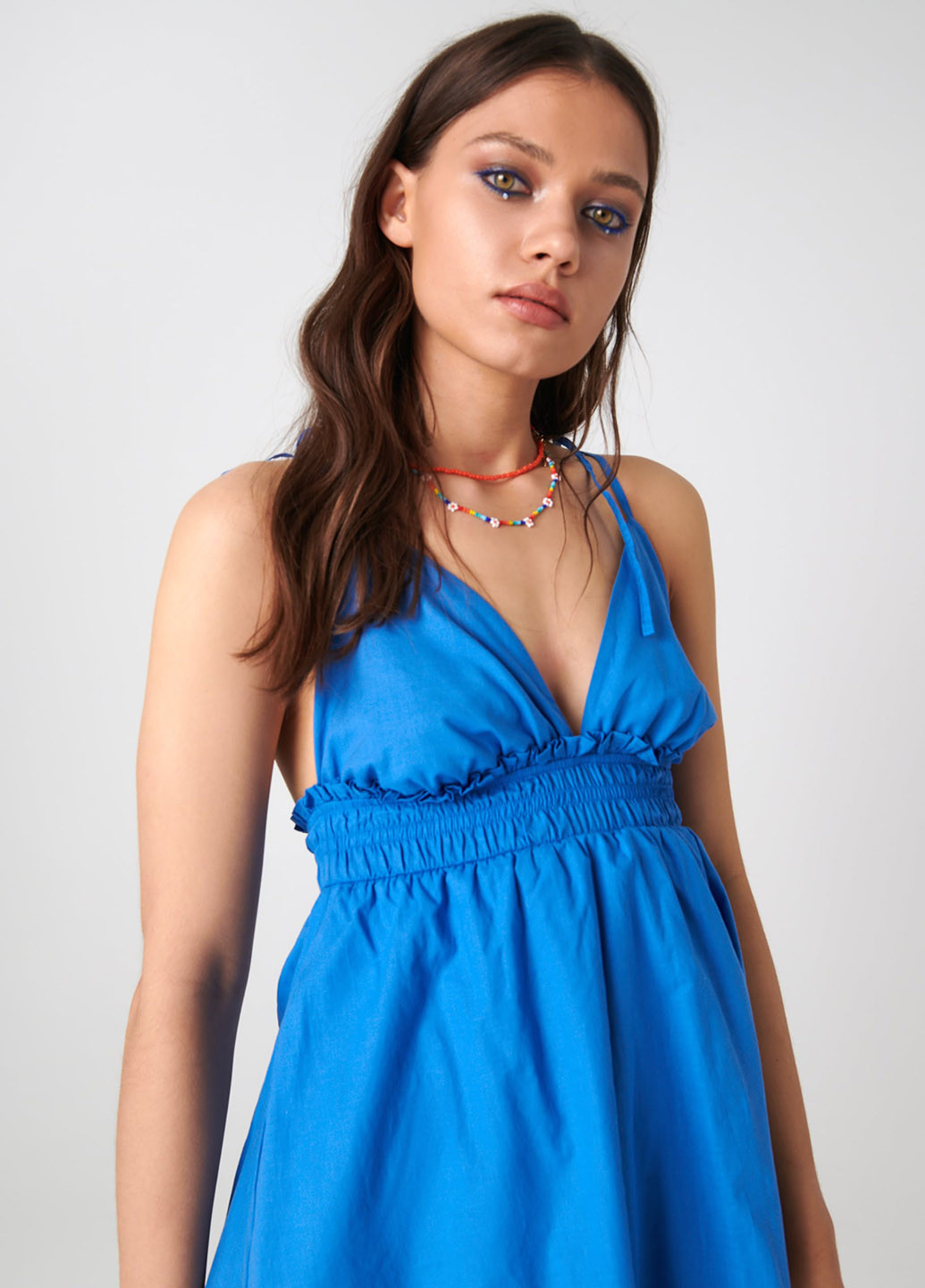 Синее кэжуал платье в стиле ампир, с открытой спиной Sinsay однотонное