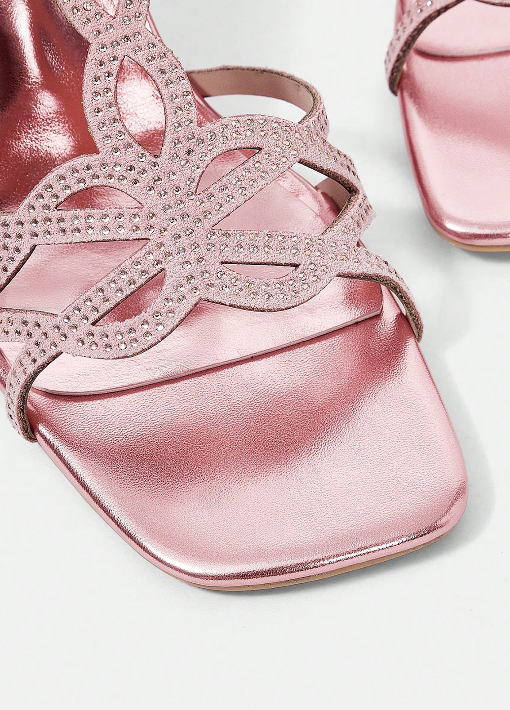 Светло-розовые босоножки SHEIN с ремешком со стразами