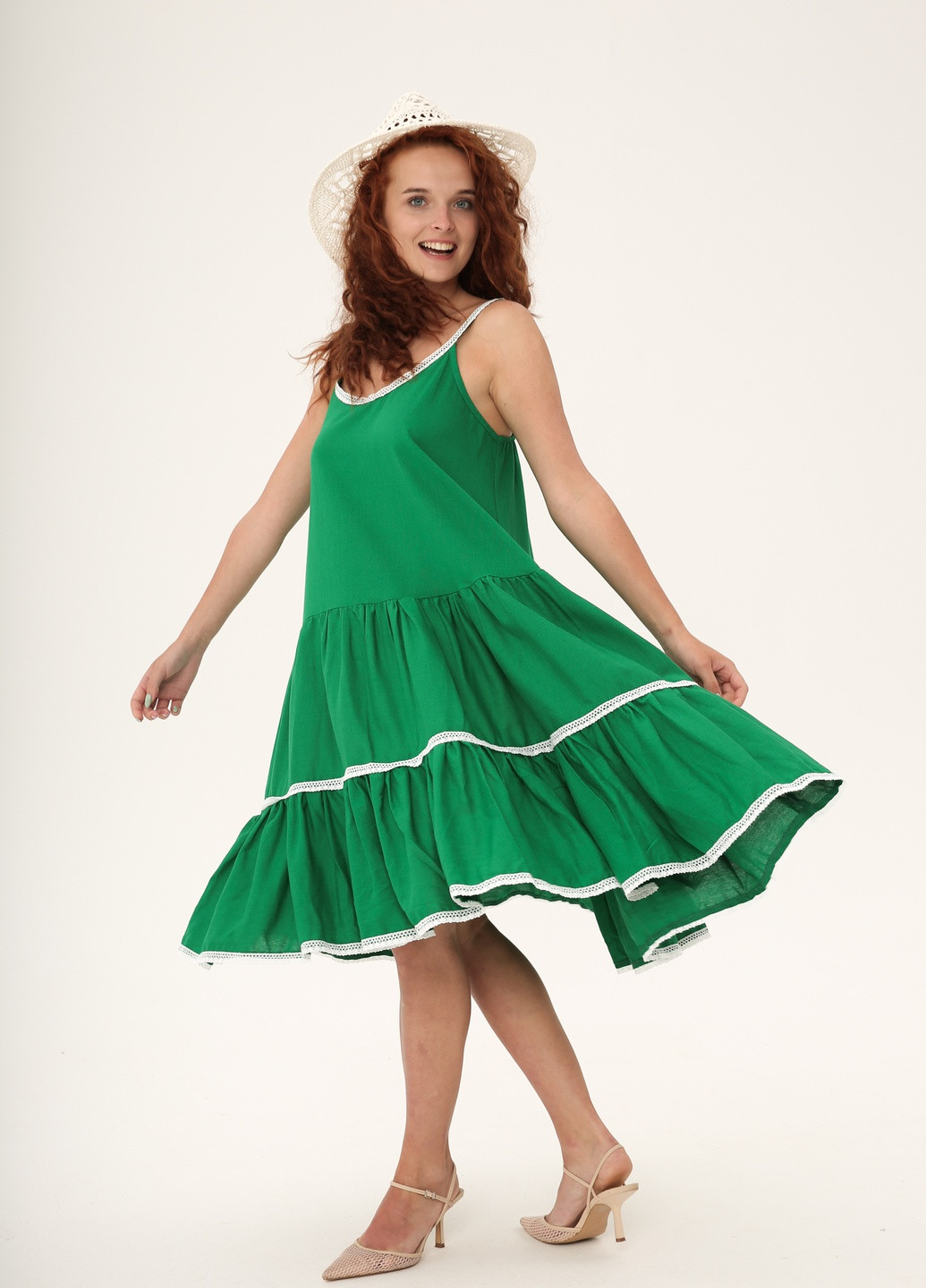 Зеленое кэжуал расклешенное платье с двумя объемными воланами. INNOE однотонное