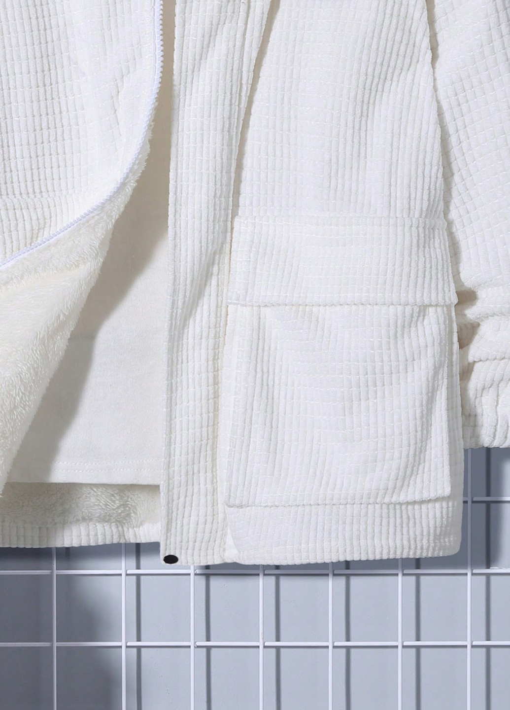 Біла демісезонна куртка SHEIN