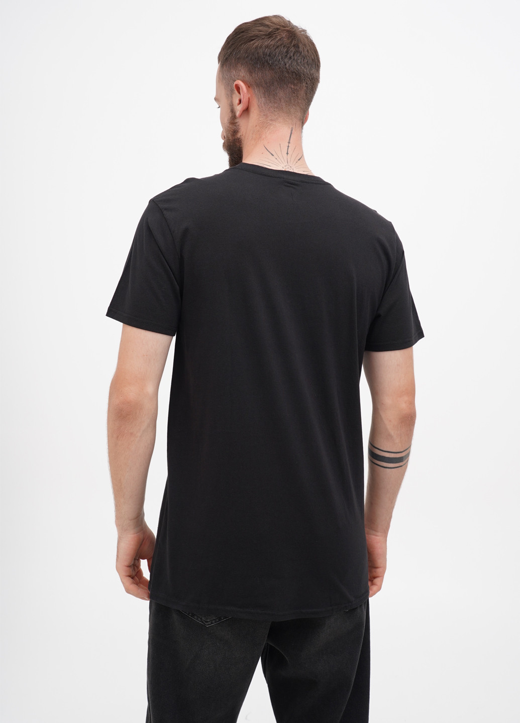 Черная футболка Hanes