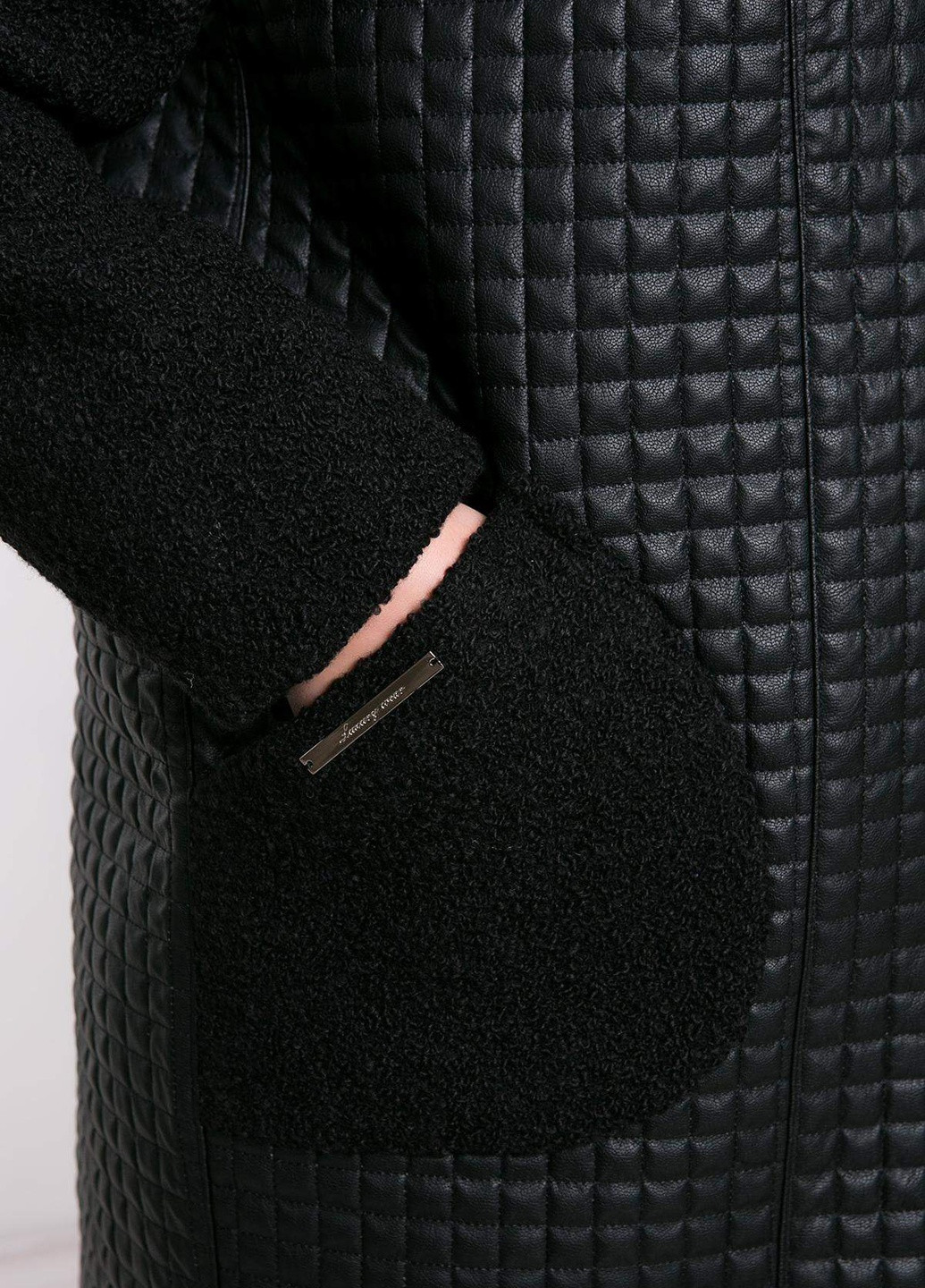 Черное демисезонное Пальто из стеганой искусственной кожи (квадрат) ЛУСИЯ черное Tatiana