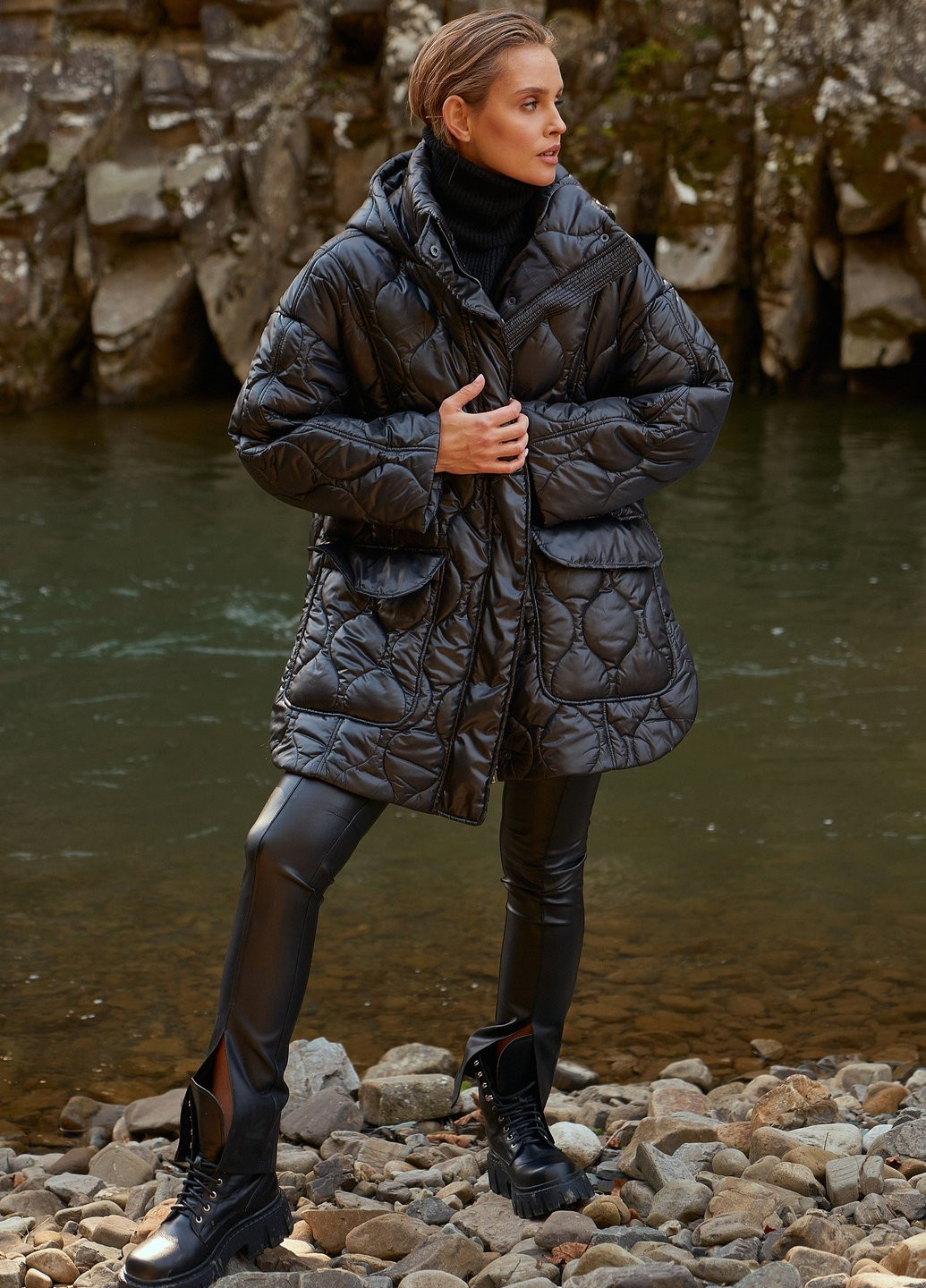 Чорна зимня чорна стьобана куртка з поясом Gepur