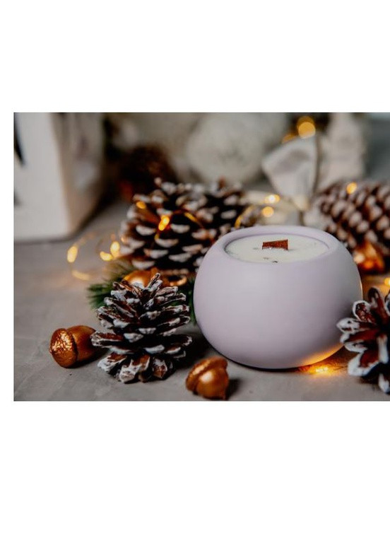 ЕКО свічка із зимовим декором "Лілова куля". 9-10 годин горіння. Колекція "Святкові" BeautlyMaysternya (256244914)
