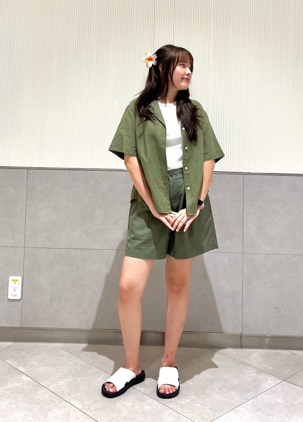 Оливковковая (хаки) кэжуал рубашка однотонная Uniqlo