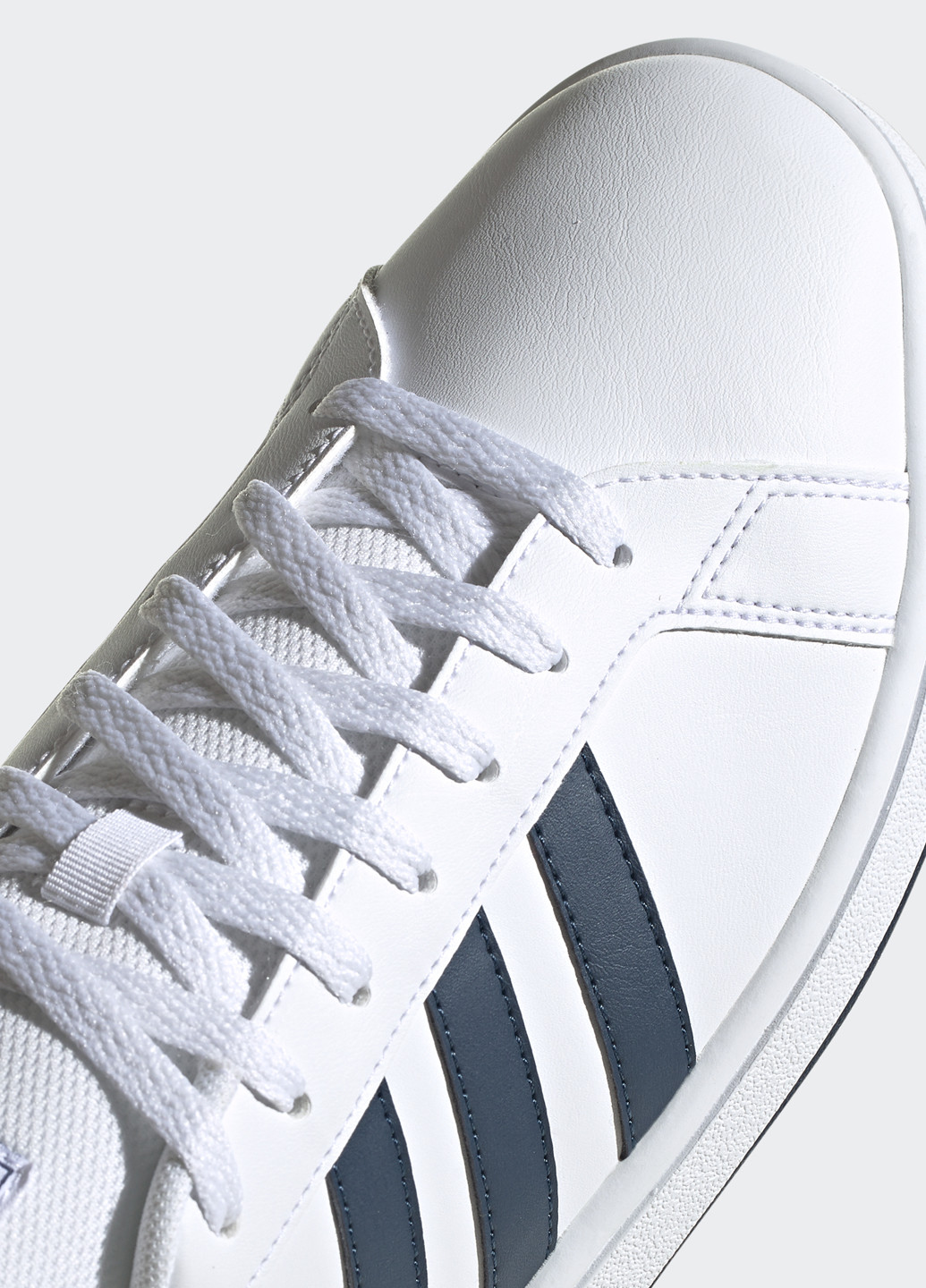 Белые кросівки adidas