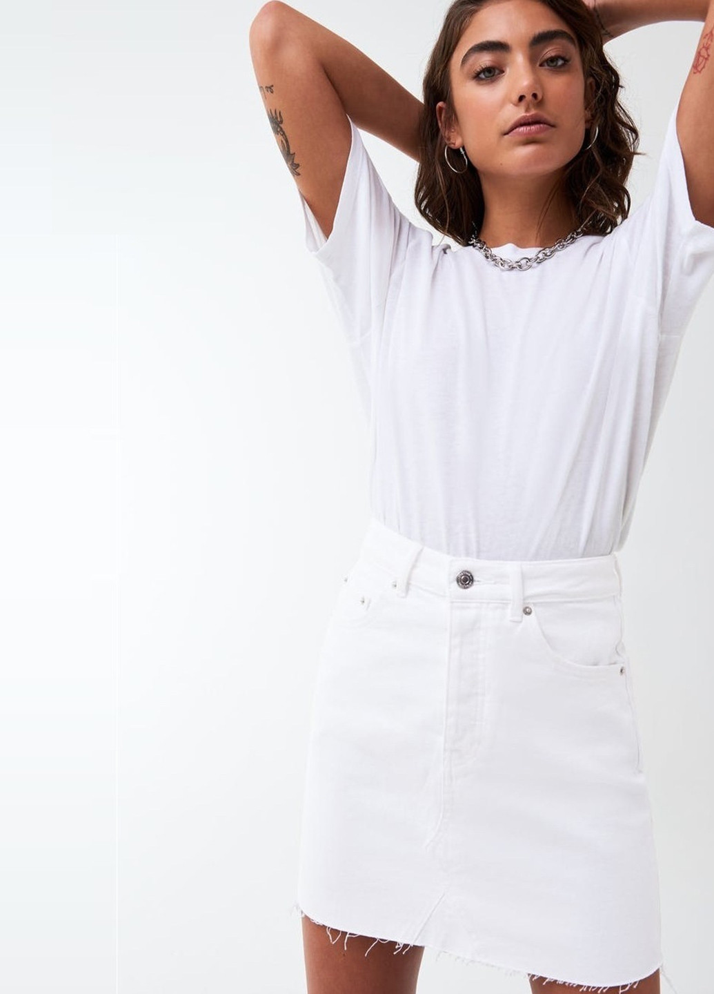 Белая джинсовая однотонная юбка Gina Tricot