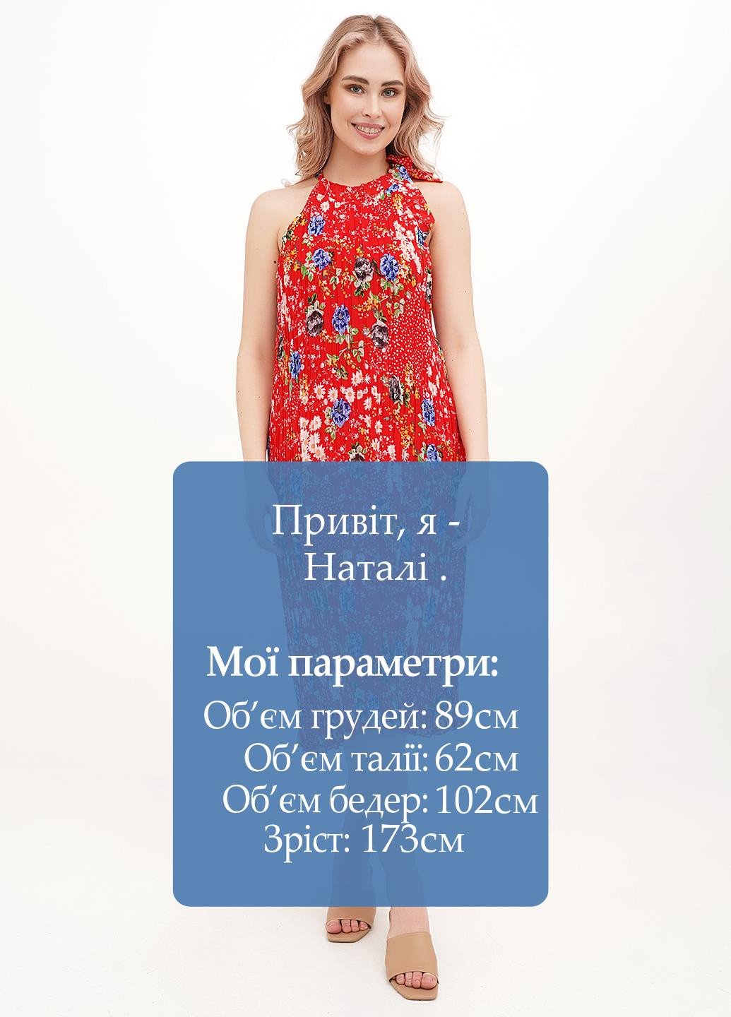 Червона кежуал сукня плісована Vicolo з квітковим принтом