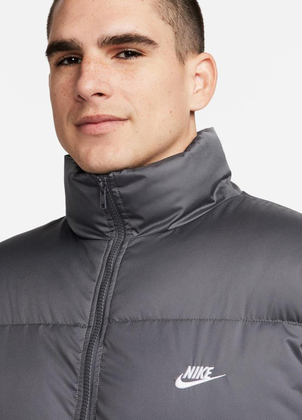 Сіра демісезонна куртка fb7368-068 Nike Down jacket Club