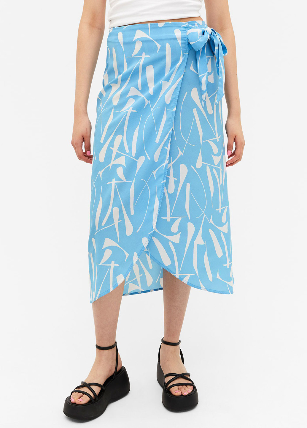 Голубая кэжуал с абстрактным узором юбка Monki на запах