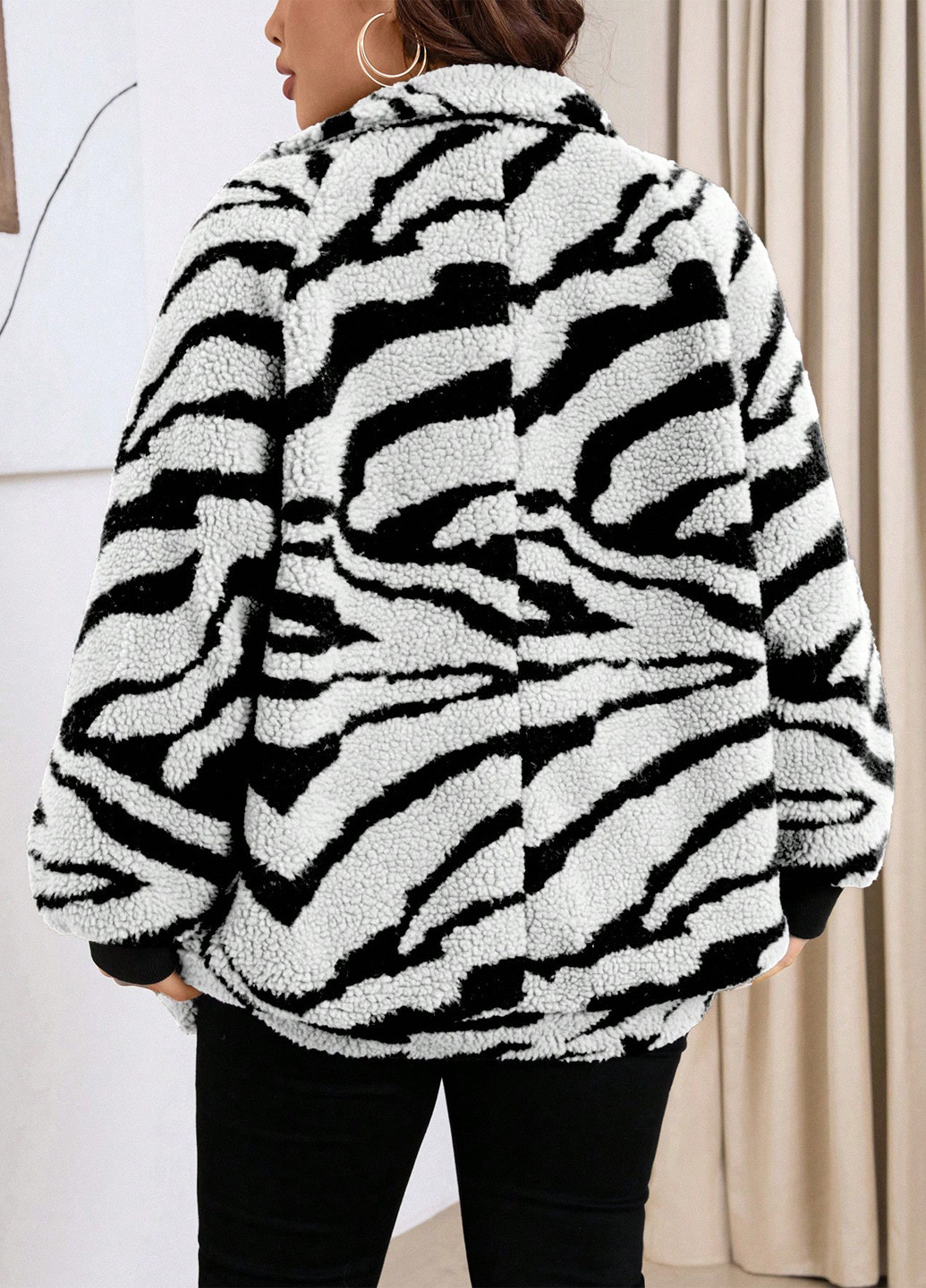 Чорно-біла демісезонна куртка SHEIN