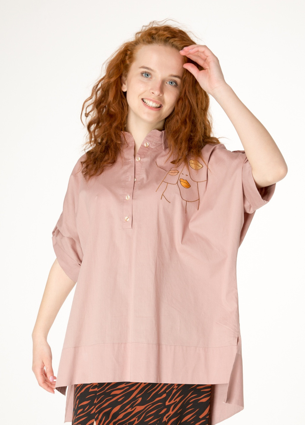 Бежевая демисезонная бежевая блузка с вышивкой: "губы" INNOE Блуза с вышивкой