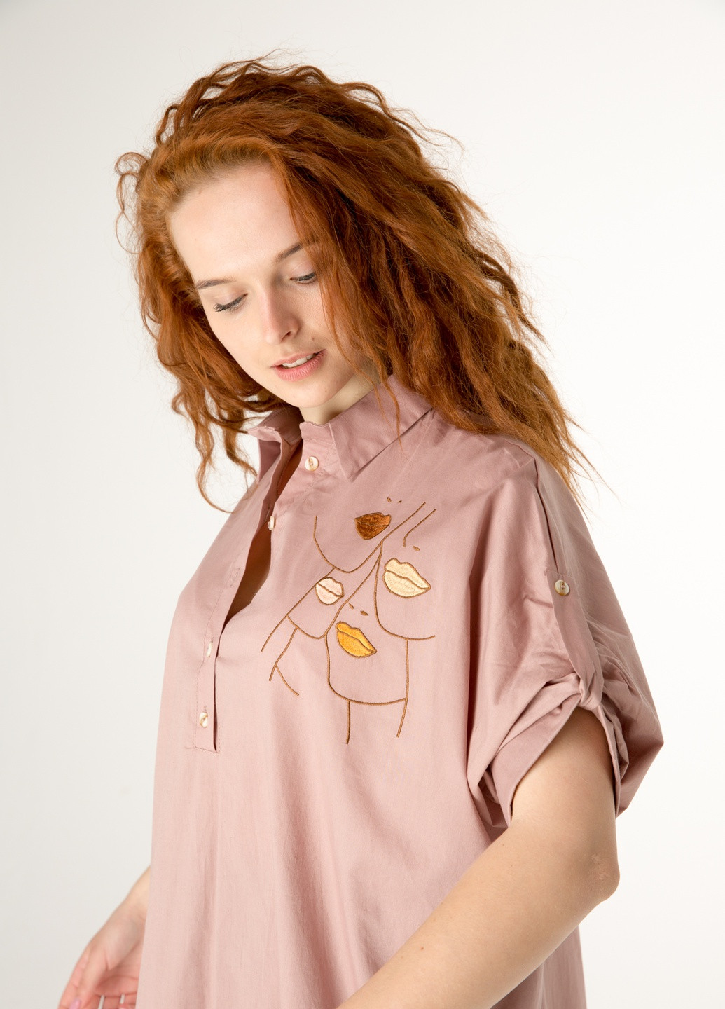 Бежева демісезонна бежева блузка з вишивкою: "губи" INNOE Блуза с вышивкой