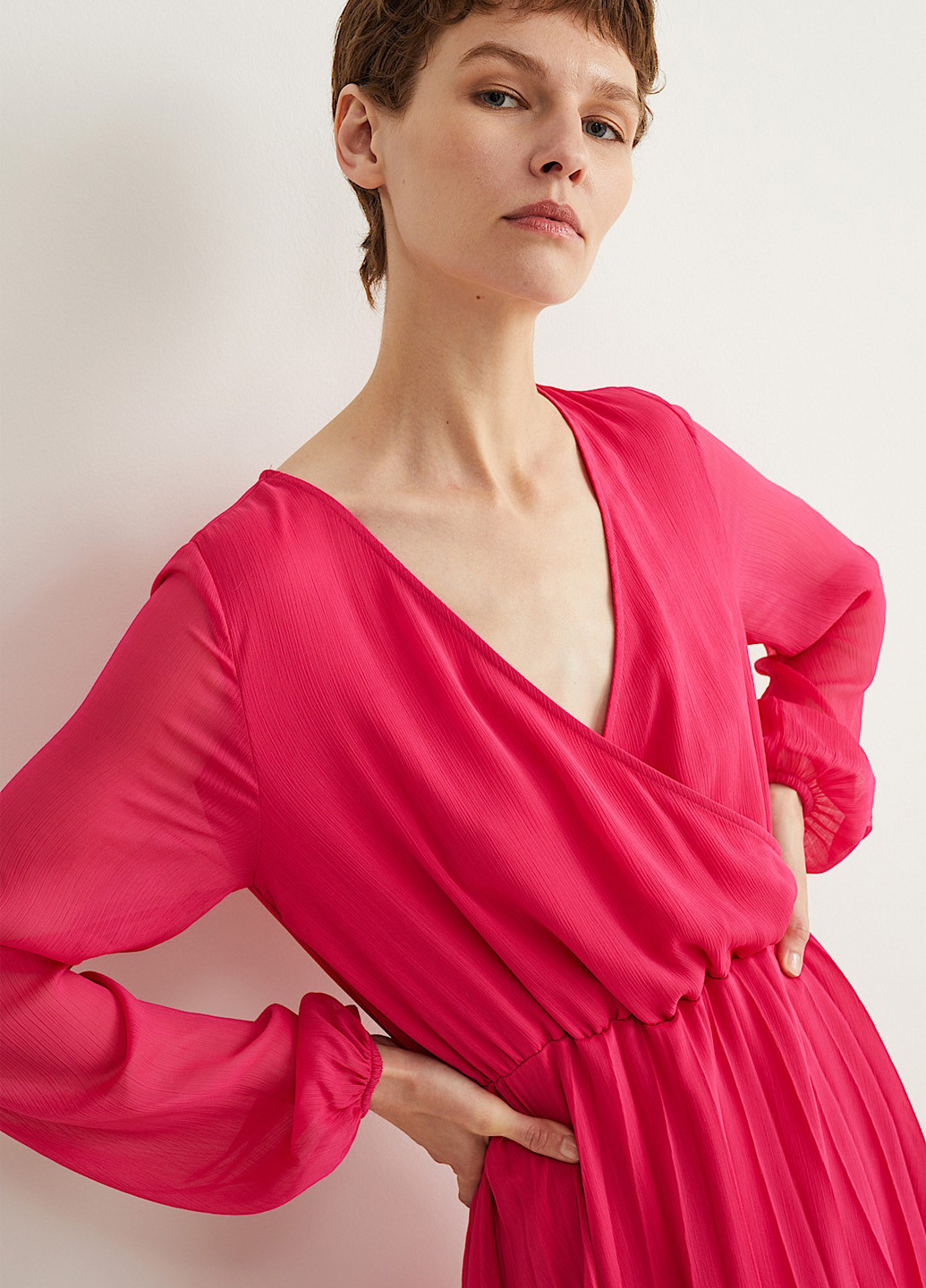 Розовое кэжуал платье плиссированное C&A однотонное