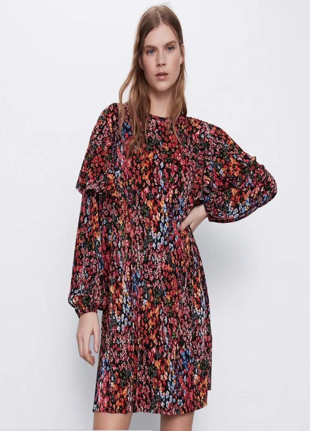 Черное кэжуал платье Zara с цветочным принтом