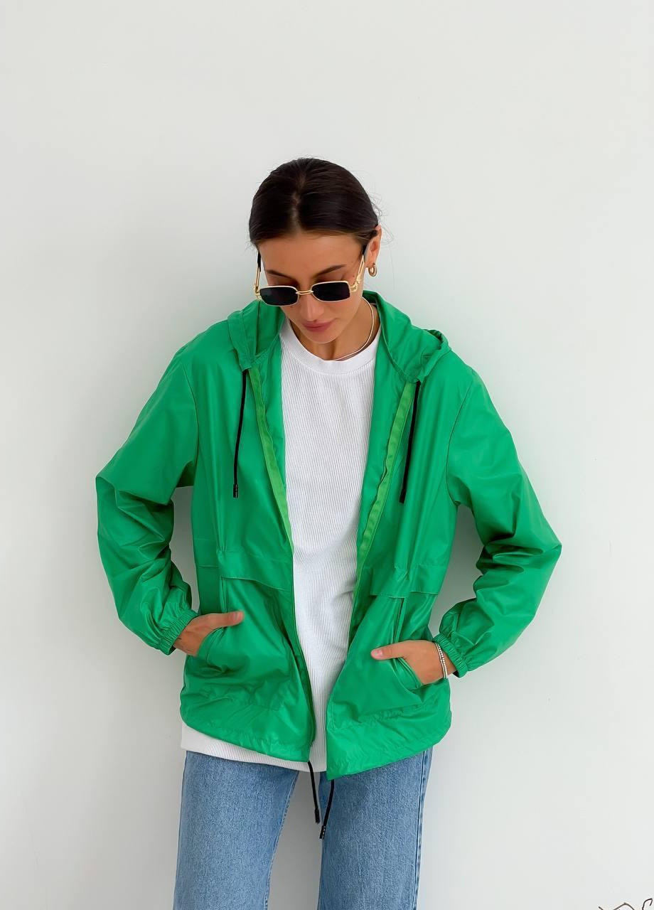 Зелена жіноча ветровка вільного крою з кишенями куртка з капюшоном зелена No Brand