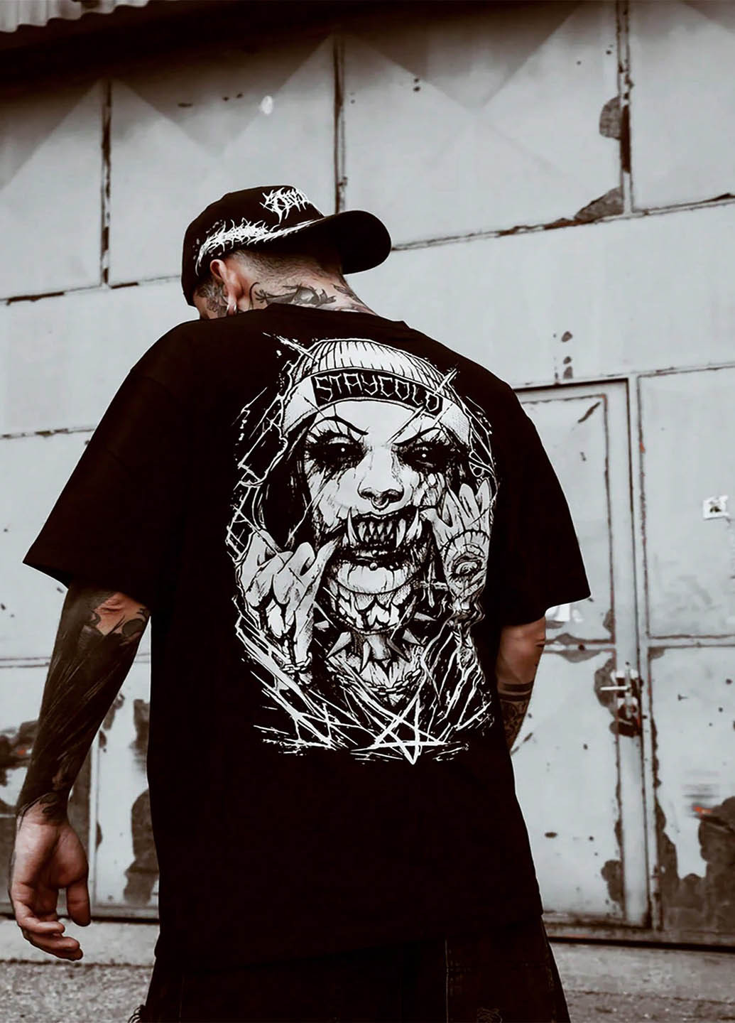 Черная футболка SHEIN