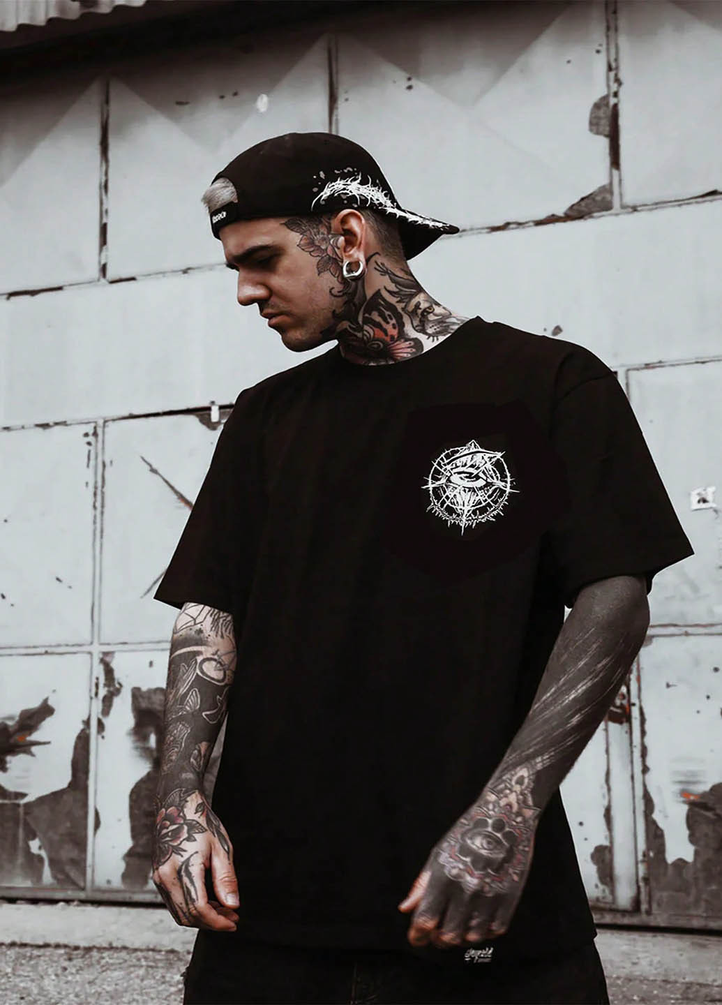 Черная футболка SHEIN