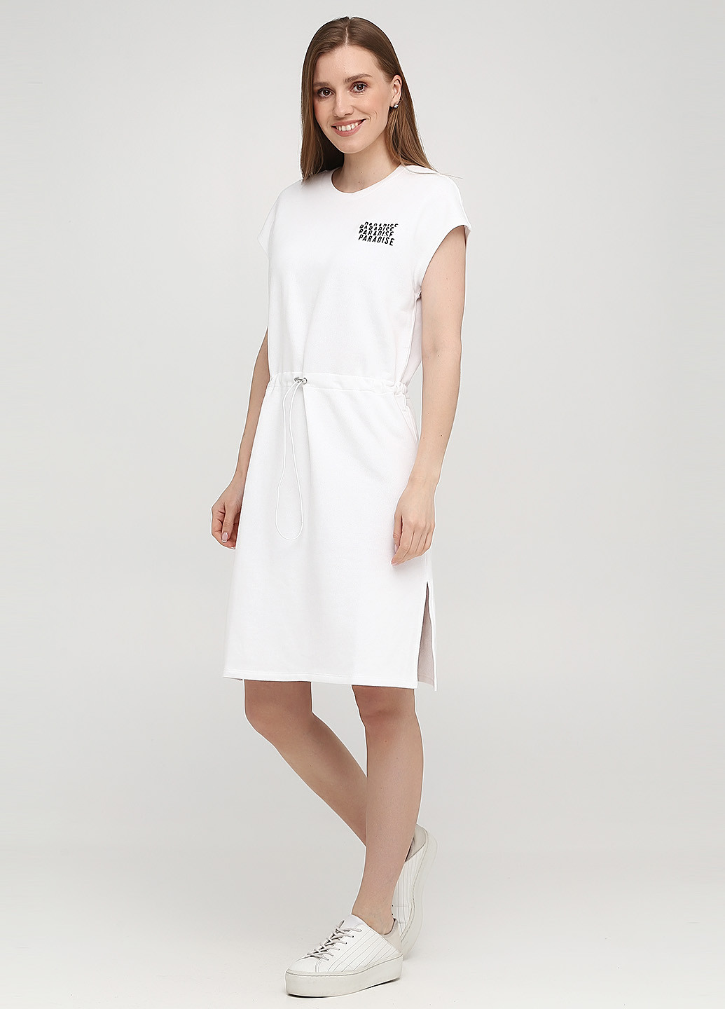 Белое кэжуал платье платье-футболка Karssen с надписью