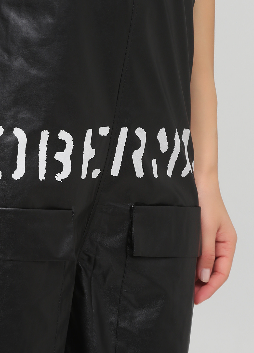 Комбинезон Arefeva комбинезон-брюки надпись чёрный кэжуал полиэстер, искусственная кожа