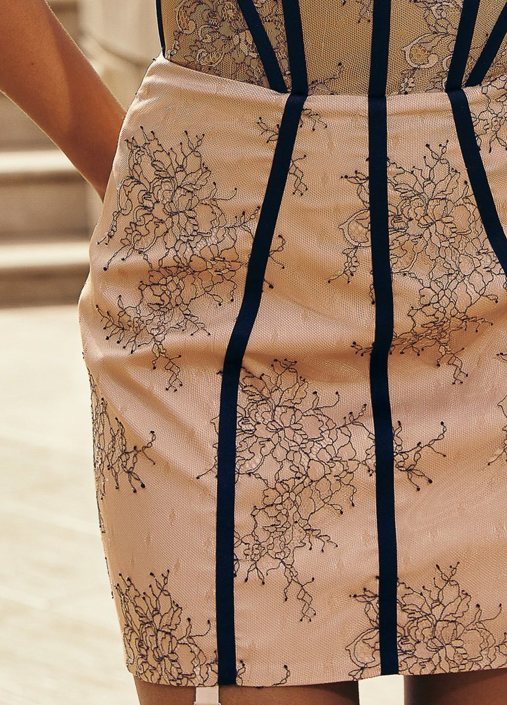 Бежевое праздничный, коктейльное платье с открытыми плечами Gepur с рисунком