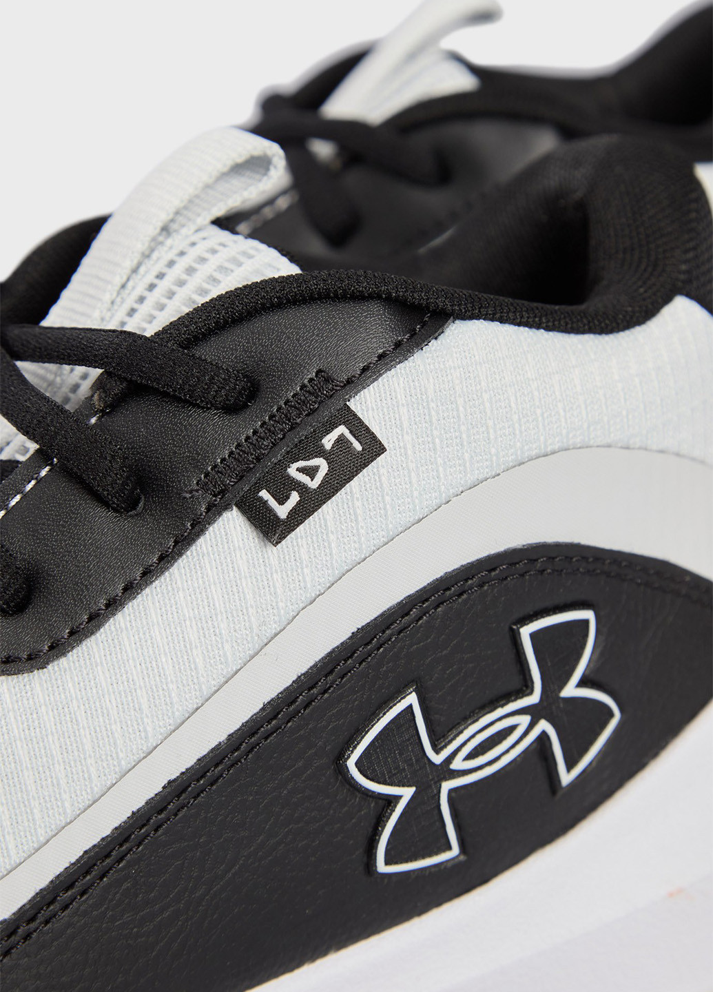 Черно-белые всесезонные кроссовки Under Armour